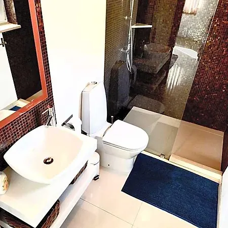 The Maverick Surfvillas Hostel *