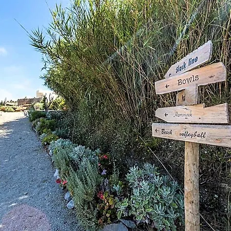 The Maverick Surfvillas Hostel *